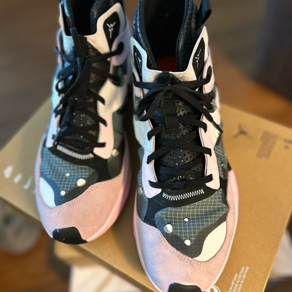 Jordan Delta 3 SP- Pink and Black size 10.5 in new condition. Smoke free home - Picture 5 of 7